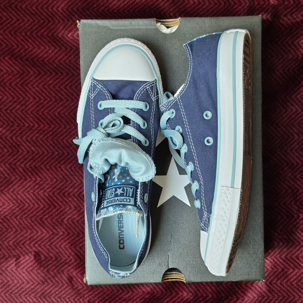 NWOT Double Tongues Blue and Camo Converse, Size 7 Women
